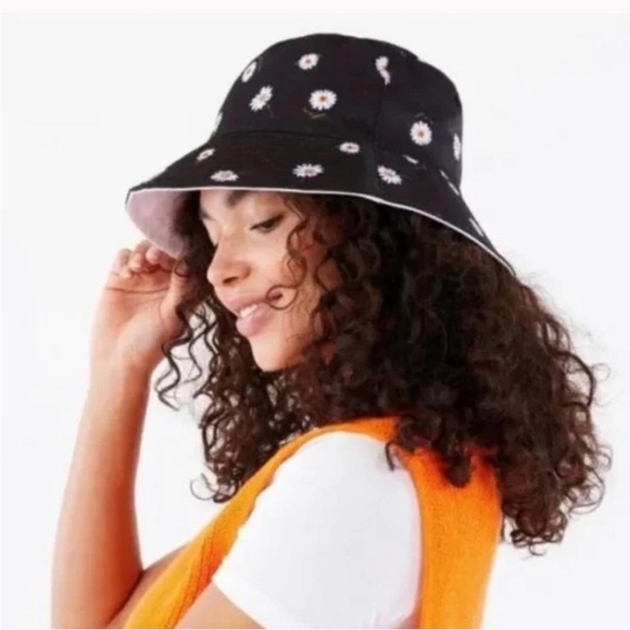 Alice + Olivia by Stacey Bendet Reversible Daisy Flower Bucket Hat Casual - Picture 2 of 11